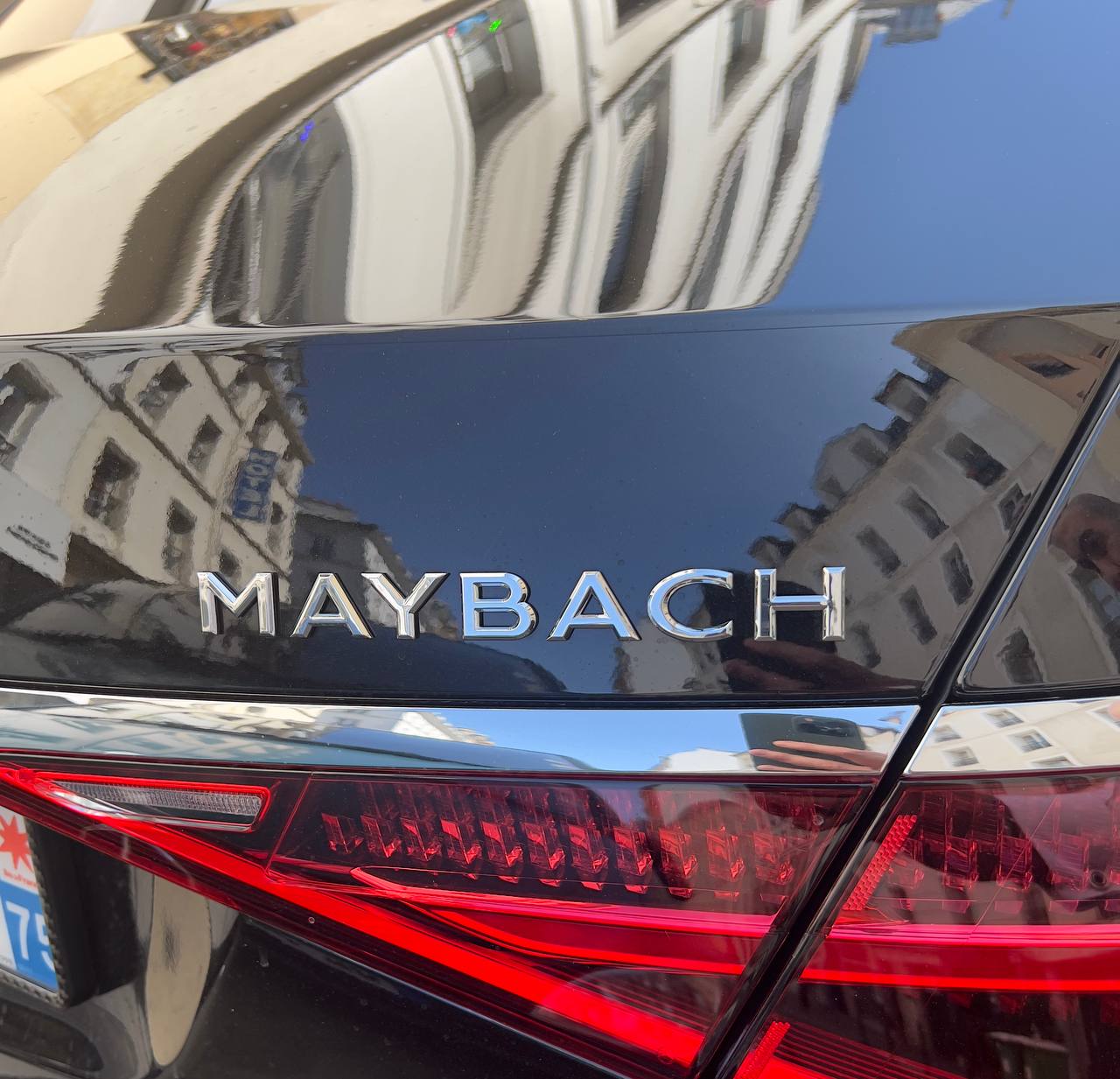 Logo de lujo Maybach y artesanía de luces traseras