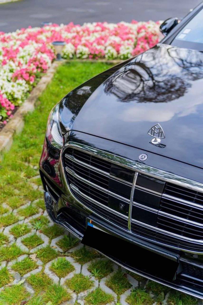 Sedán de lujo Maybach con arreglo floral ceremonial